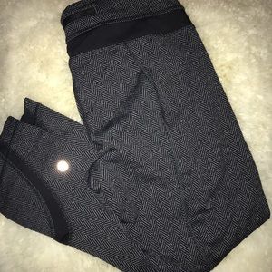 Lululemon Inspire Crops(A-18)